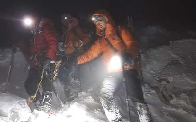 VIDEO: Turisti po zatmení uviazli v Tatrách. Pomáhať im museli horskí záchranári