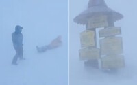 VIDEO: Turisti v Tatrách sa pre silný vietor nevedeli ani pohnúť. Na Slovensku vyhlásili 107 mimoriadnych situácií