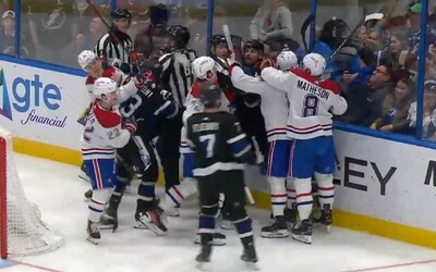 VIDEO: Tvrdé údery počas víkendovej NHL. Hromadnú bitku na ľade začal Černák a pripojil sa aj Slafkovský