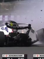 VIDEO: Tvrdý náraz Micka Schumachera přerušil kvalifikaci F1. Monopost se při odvážení z tratě rozpadl na dvě části