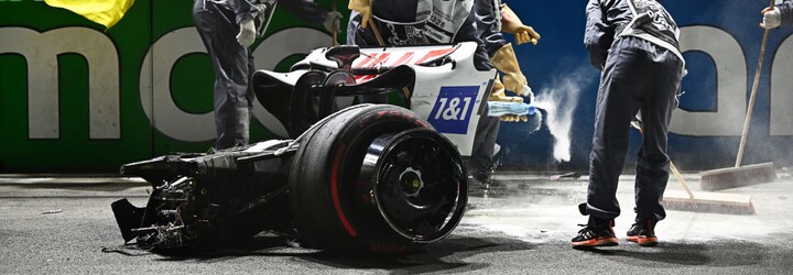 VIDEO: Tvrdý náraz Micka Schumachera prerušil kvalifikáciu F1. Monopost sa pri odvážaní z trate rozpadol na dve časti