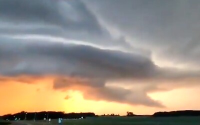 VIDEO: U Hradce řádila silná supercela. Záběry na mraky připomínají katastrofické filmy