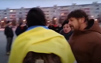 VIDEO: Udrel študenta s ukrajinskou vlajkou na proteste, teraz sa dostal do problémov. Angličtinára už rieši komora učiteľov