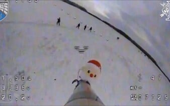 VIDEO: Ukrajinci poslali na severokorejské vojáky drony se Santa Clausem