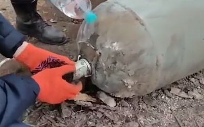 VIDEO: Ukrajinci zneškodnili leteckú bombu holými rukami. Je to odvaha, ktorú možno len ťažko pochopiť, hovorí expert