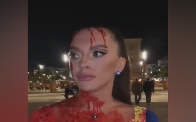 VIDEO: Ukrajinská aktivistka se přímo na červeném koberci v Cannes polila falešnou krví