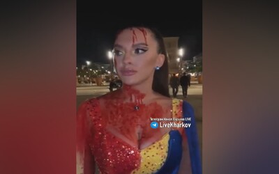 VIDEO: Ukrajinská aktivistka se přímo na červeném koberci v Cannes polila falešnou krví