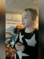 VIDEO: Ukrajinská dívka zazpívala v Polsku hymnu před tisícovkami lidí. Předtím dojala svět písní z podzemního krytu
