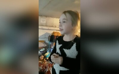 VIDEO: Ukrajinská dívka zazpívala v Polsku hymnu před tisícovkami lidí. Předtím dojala svět písní z podzemního krytu