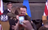 VIDEO: Ukrajinský prezident Zelenskyj v dojemném okamžiku objal reportérku