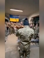VIDEO: Ukrajinský voják hraje spolubojovníkům po bitvě hymnu na housle