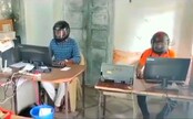 VIDEO: Úředníci v Indii pracují v motorkářských helmách. Na hlavy jim padá strop