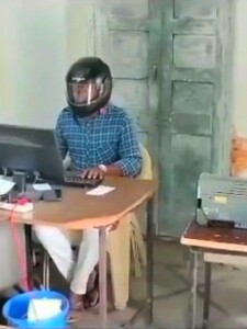 VIDEO: Úředníci v Indii pracují v motorkářských helmách. Na hlavy jim padá strop