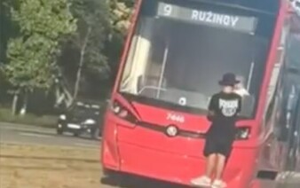 VIDEO: V Bratislave jazdil zavesený na kapote električky. Polícia pátra po totožnosti mladíka