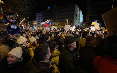 VIDEO: V Bratislave protestujú tisíce ľudí. „Mafián Fico!“ a „Fico do Ruska!“ skandujú na námestí
