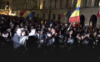 VIDEO: V Bukurešti vypukli násilné nepokoje. Výtržníci hádzali na policajtov dlažobné kocky či petardy