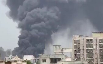 VIDEO: V Indii sa zrútilo veľké lietadlo. Na palube boli stovky pasažierov