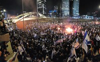 VIDEO: V Izraeli cez noc vypukli masové protesty proti premiérovi. Státisíce ľudí vyšli do ulíc, chceli mu vtrhnúť do domu