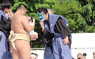 VIDEO: V Japonsku se opět pořádá „sumo plačících dětí“. Podívej se, jak vypadá