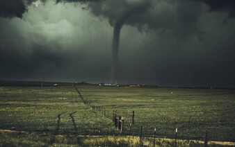 VIDEO: V Kalifornii udeřilo tornádo. Převracelo auta, na místě jsou i zranění
