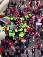 VIDEO: V Liverpoolu najelo auto do davu fanoušků: 47 zraněných včetně čtyř dětí