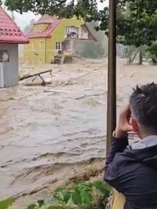 VIDEO: V Polsku přetekla přehrada a zaplavila celou obec. Mnozí lidé zůstali uvězněni v domech