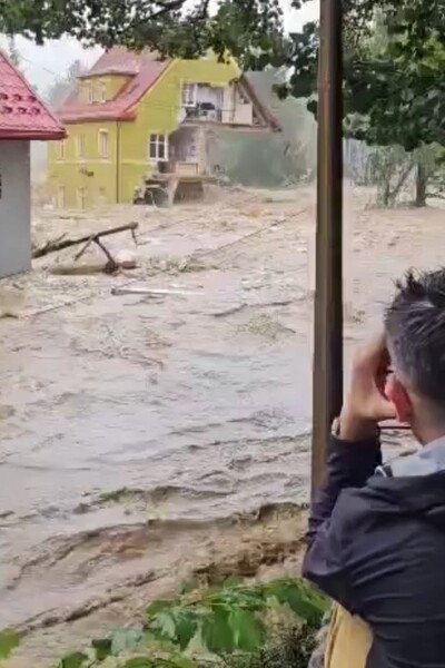 VIDEO: V Polsku přetekla přehrada a zaplavila celou obec. Mnozí lidé zůstali uvězněni v domech