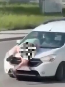 VIDEO: V Považskej Bystrici vystrájal nahý muž. S odhalenými genitáliami sa zavesil na kapotu auta