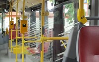 VIDEO: V Prahe vodič autobusu odmietol zviezť dve mamičky s kočíkmi. Žene, ktorá zverejnila video, teraz chodia nenávistné správy