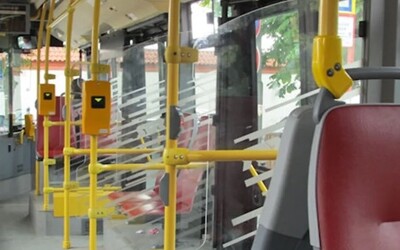 VIDEO: V Prahe vodič autobusu odmietol zviezť dve mamičky s kočíkmi. Žene, ktorá zverejnila video, teraz chodia nenávistné správy
