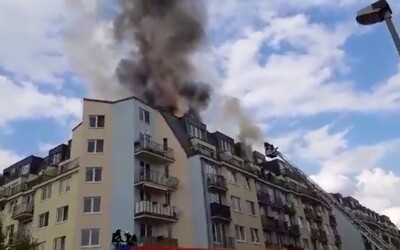 VIDEO: V Praze na Chodově hoří byt. Mohutný požár jde vidět z více částí hlavního města