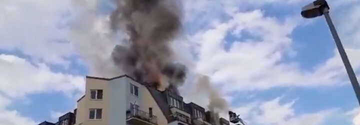 VIDEO: V Praze na Chodově hoří byt. Mohutný požár jde vidět z více částí hlavního města