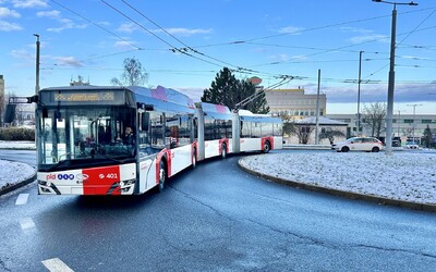 VIDEO: V Praze poprvé vyjel obří trolejbus, je nejdelší v Česku. Cestující bude vozit na letiště