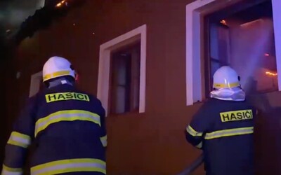 VIDEO: V Soběsukách na Plzeňsku hořel penzion. Škoda se odhaduje na 35 milionů