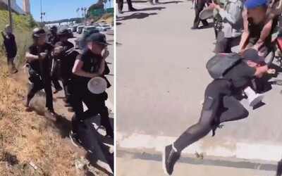 VIDEO: Policie v USA tvrdě zasahuje proti pro-choice protestujícím. V Los Angeles zakročili i proti novinářům