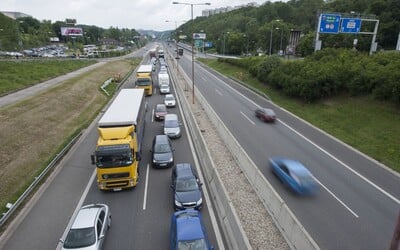 VIDEO: V boji o život pomohli policisté. Lékaře protáhli dlouhou kolonou na D1