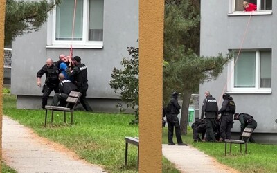 VIDEO: V bratislavskom Ružinove došlo k streľbe. Nahrávka zachytáva, ako páchateľa spacifikovala polícia