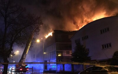 VIDEO: V centre Nitry vypukol v noci požiar. Príčinou mohla byť zábavná pyrotechnika. V meste vyhlásili mimoriadnu situáciu