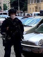 VIDEO: V centru Prahy se střílelo. Pracovnici úřadu práce mohl postřelit šedesátník, který je hledaný za poleptání ženy chemikálií