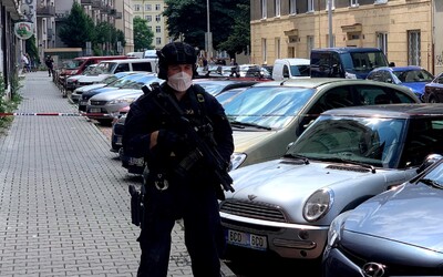 VIDEO: V centru Prahy se střílelo. Pracovnici úřadu práce mohl postřelit šedesátník, který je hledaný za poleptání ženy chemikálií