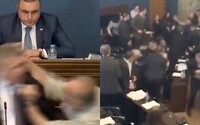 VIDEO: V gruzínskom parlamente lietali päste a strhla sa veľká bitka. Opozícia protestuje proti nebezpečnému zákonu