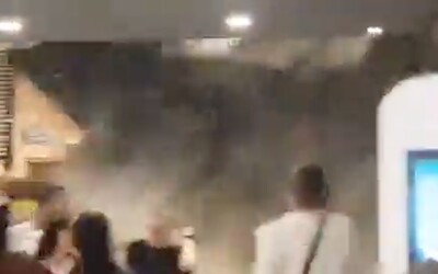 VIDEO: V libereckém obchodním centru se zřítil strop, nevydržel přívalový déšť