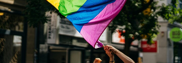 VIDEO: V pražské tramvaji se strhla hádka kvůli duhovým vlajkám. Mladík se odvážně postavil za queer komunitu