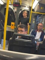 VIDEO: V pražské tramvaji se strhla hádka kvůli duhovým vlajkám. Mladík se odvážně postavil za queer komunitu