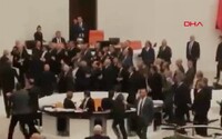 VIDEO: V tureckom parlamente sa pobili ako v akčnom filme, jeden poslanec je v kritickom stave. Dôvodom bol dôležitý zákon