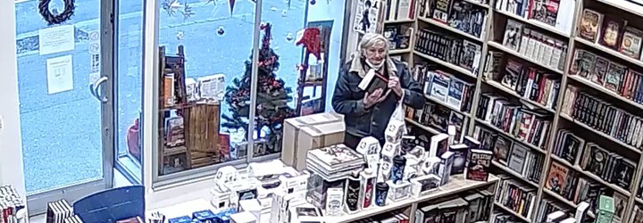 VIDEO: „Vášnivý čtenář“ ukradl v Praze z prodejny 88 knih. Způsobil škodu za téměř 30 tisíc korun