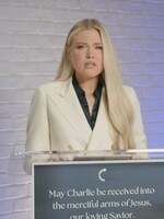 VIDEO: Vdova po zavražděném Kirkovi promluvila poprvé veřejně od jeho smrti. Během živého přenosu se rozplakala