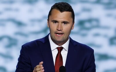 VIDEO: Vdova po zavraždenom Kirkovi prehovorila prvýkrát verejne od jeho smrti. Počas živého prenosu sa rozplakala