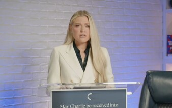 VIDEO: Vdova po zavraždenom Kirkovi prehovorila prvýkrát verejne od jeho smrti. Počas živého prenosu sa rozplakala