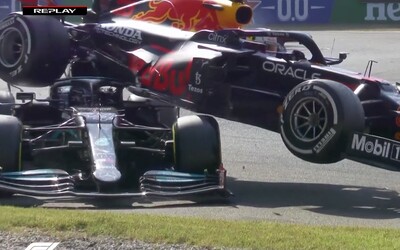 VIDEO: Verstappen a Hamilton se srazili, hrozivá nehoda mohla skončit velmi špatně